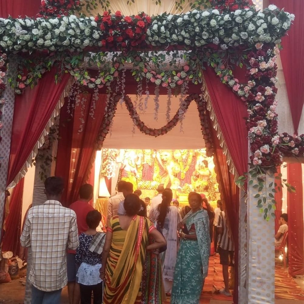 भक्ति, भव्यता और बंगाली परंपरा का संगम:बलिया में अष्टमी पर देवी मंदिरों से पूजा पंडालों तक उमड़ा आस्था का सैलाब