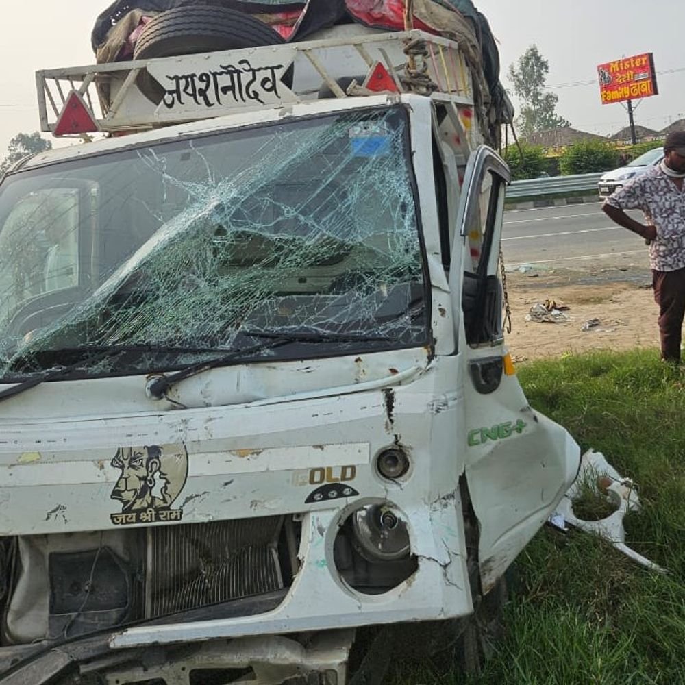 पिकअप की टक्कर से ऑटो पलटा, एक की मौत:हापुड़ में 6 लोग गंभीर घायल, पीछे से मारी टक्कर