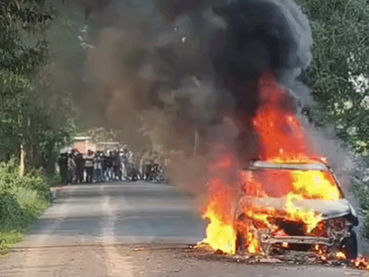 हापुड़ में दो अलग-अलग जगह कारों में लगी आग:एनएच-9 पर वरना और सिंभावली में हैरियर कार जली, सभी सुरक्षित निकले