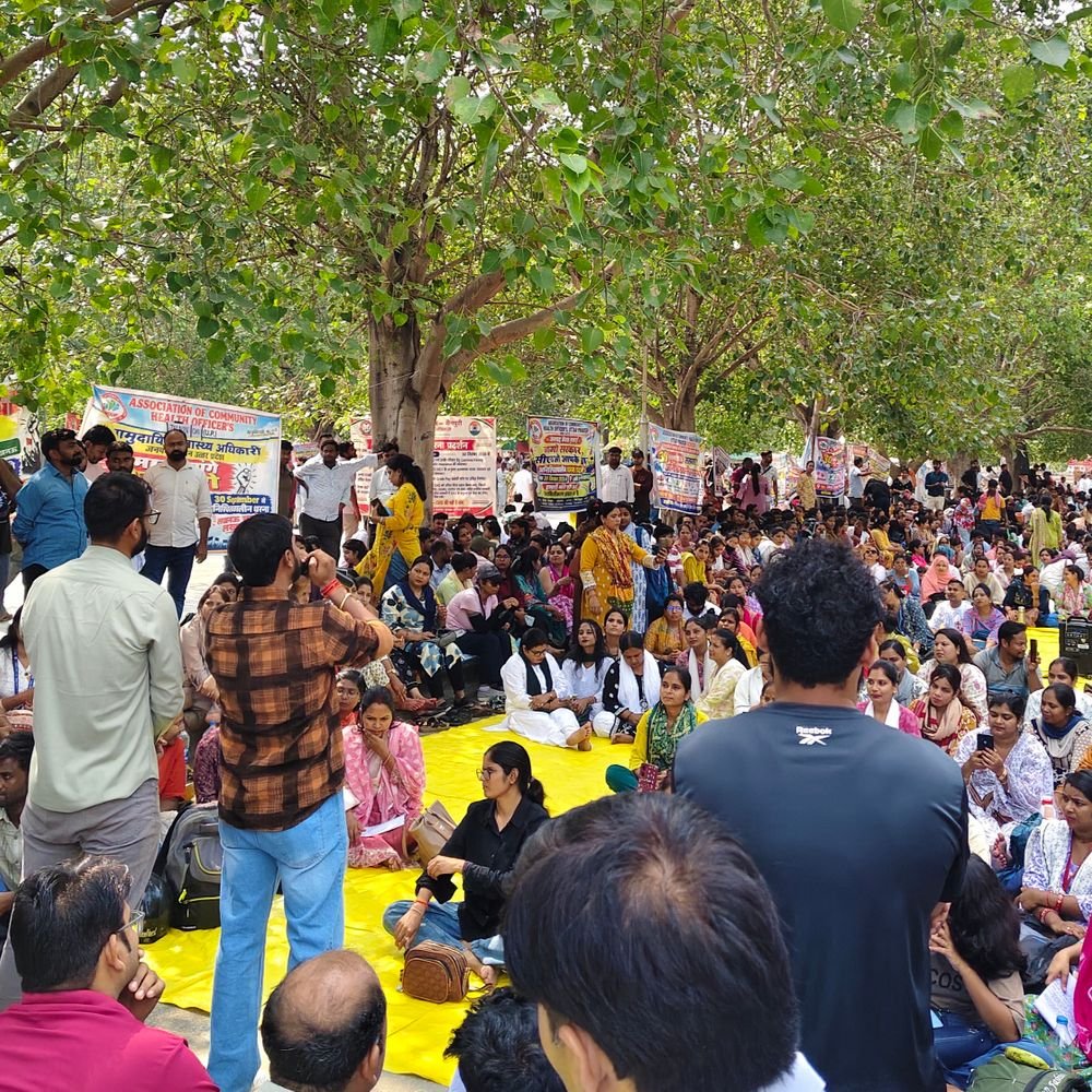 लखनऊ में लिखित निर्णय तक धरना जारी:कैडर निर्माण और नियमितीकरण पर लिखित निर्णय तक आंदोलन जारी रखेगा संयुक्त मोर्चा