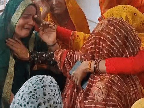 दीदी अब मेरे बेटे को संभालना-कहकर महिला ने जान दी:झांसी में 8 साल पहले शादी हुई थी, झगड़ा होने पर जहर खाया, मां से बोली- बचा लो