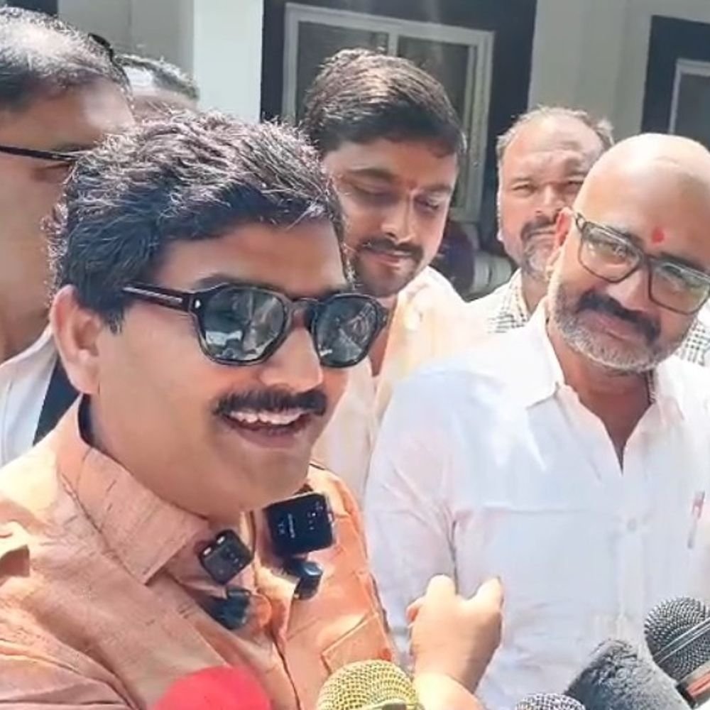 पूर्व विधायक गोरखनाथ बाबा ने डीएम से की शिकायत:एक ही मरीज की अल्ट्रासाउंड रिपोर्ट में पथरी की पुष्टि और बाद की जांचों में नहीं मिला कोई लक्षण