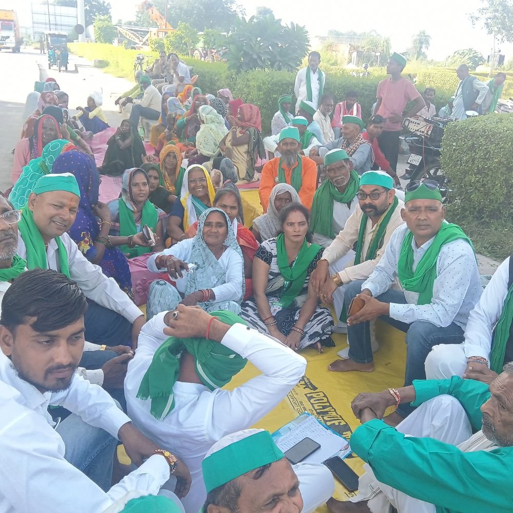 भारतीय किसान यूनियन ने जिलाधिकारी को सौंपा ज्ञापन:फतेहपुर में धरना प्रदर्शन के बाद जनसमस्याओं के समाधान की मांग की