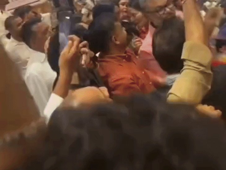 BJP छोड़ते ही सपा नेताओं के साथ दिखे धर्मेंद्र कश्यप:डॉ. अनीस बेग की बर्थडे पार्टी में काटा केक, हाथ उठाकर लगाए ठहाके