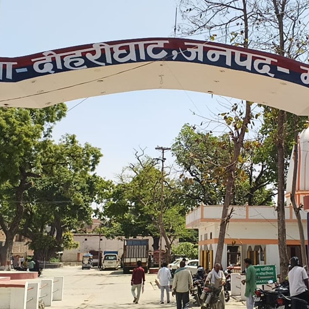 अलग-अलग जन्मतिथि पर पासपोर्ट बनवाने का आरोप:मऊ के अपड़ीया हरिपारा गांव में एक व्यक्ति पर मुकदमा दर्ज, SP ने दिए कार्रवाई के आदेश