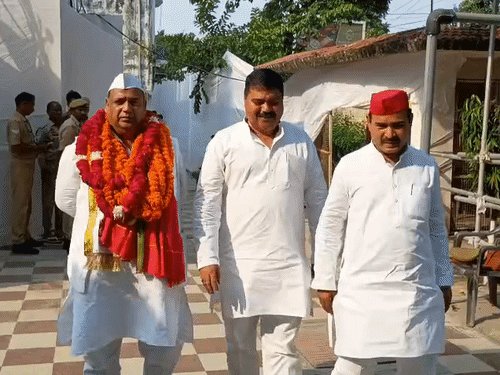 सपा MLC प्रत्याशी दानिश अख्तर ने भरा पर्चा:नामांकन से पहले पार्टी कार्यालय में जुटे नेता-कार्यकर्ता, कई विधायक और जिलाध्यक्ष रहे साथ