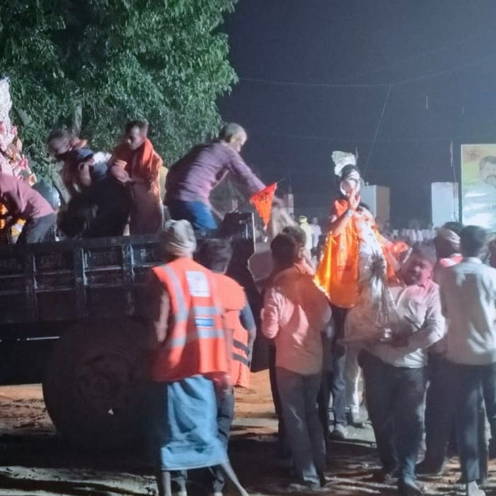 अयोध्या में रात एक बजे तक मूर्ति विसर्जन:1000 प्रतिमाएं नदियों में बहाई गई, पुलिस रही मौजूद