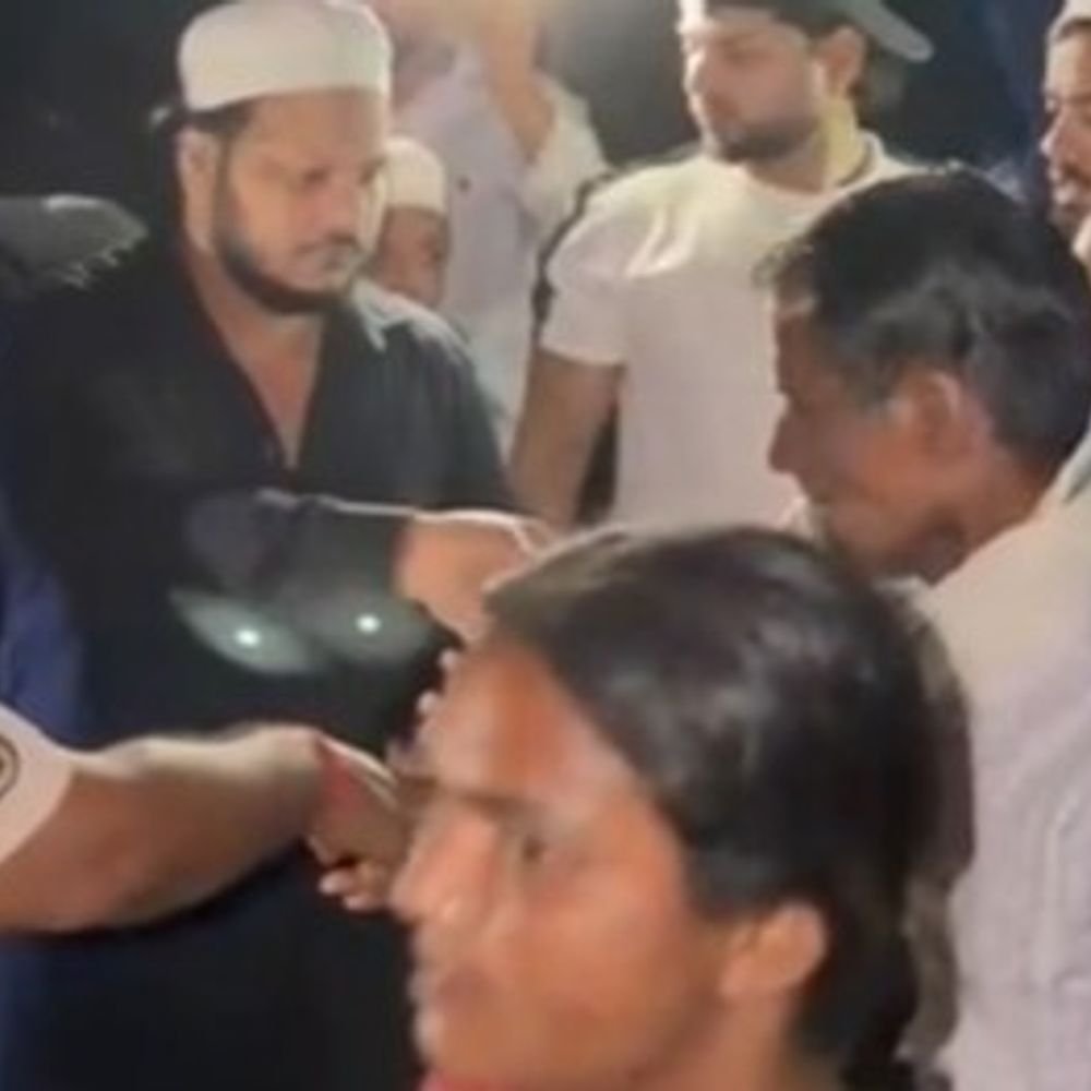 फैजुल्लागंज में बाढ़ पीड़ितों को मदद:एचके फाउंडेशन ने बांटी राहत सामग्री