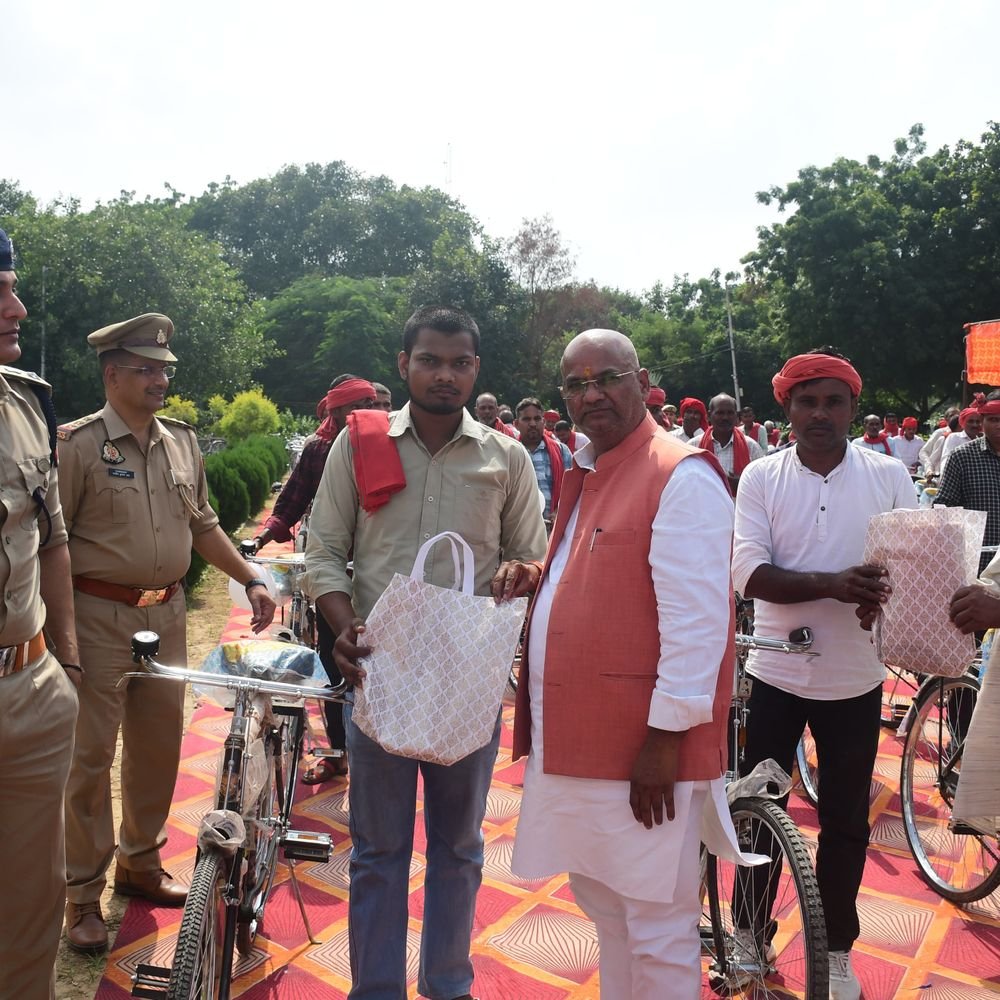 प्रतापगढ़ में 325 ग्राम प्रहरियों को मिली साइकिल और किट:मुख्यमंत्री योगी की पहल पर सदर विधायक ने किया वितरण, ड्यूटी में मिलेगी सहूलियत