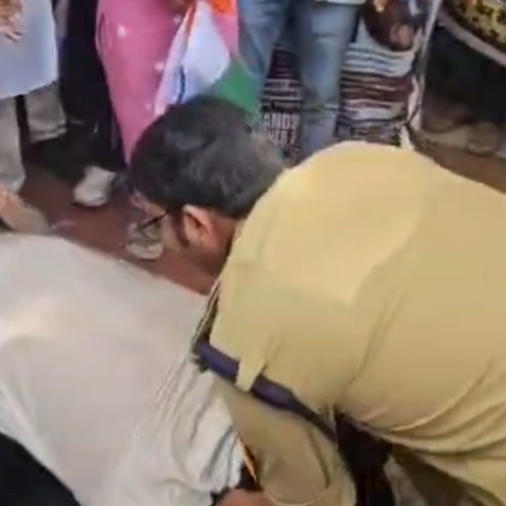 लखनऊ में बॉन्डेड डॉक्टरों के प्रदर्शन पर FIR:हजरतगंज में सड़क जाम कर पुलिस से अभद्रता, 70-80 अज्ञात प्रदर्शनकारियों पर होगी कार्रवाई
