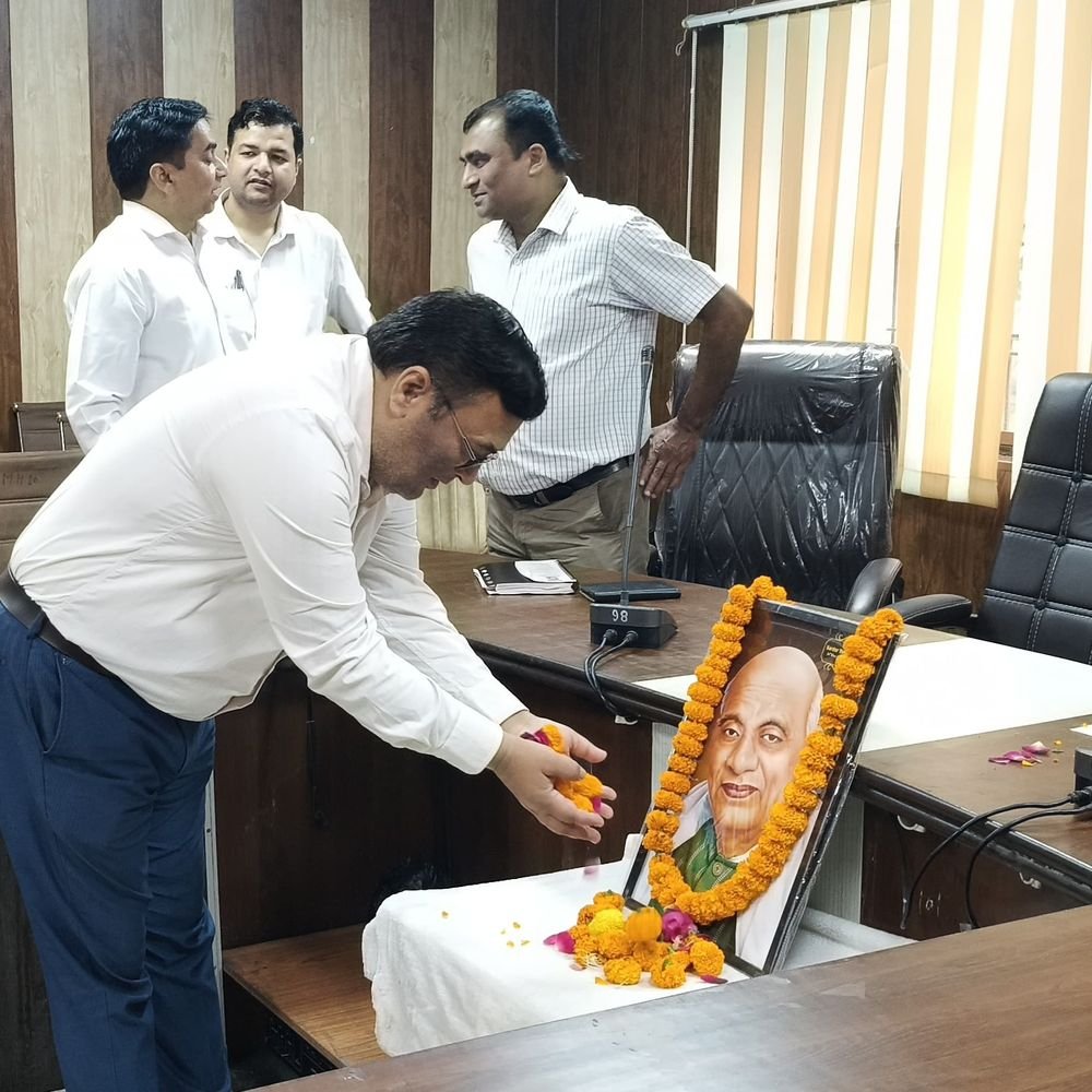 सीएमओ कार्यालय में मनाई गई सरदार पटेल की जयंती:बहराइच में अधिकारियों और कर्मचारियों ने दी श्रद्धांजलि, याद किया योगदान