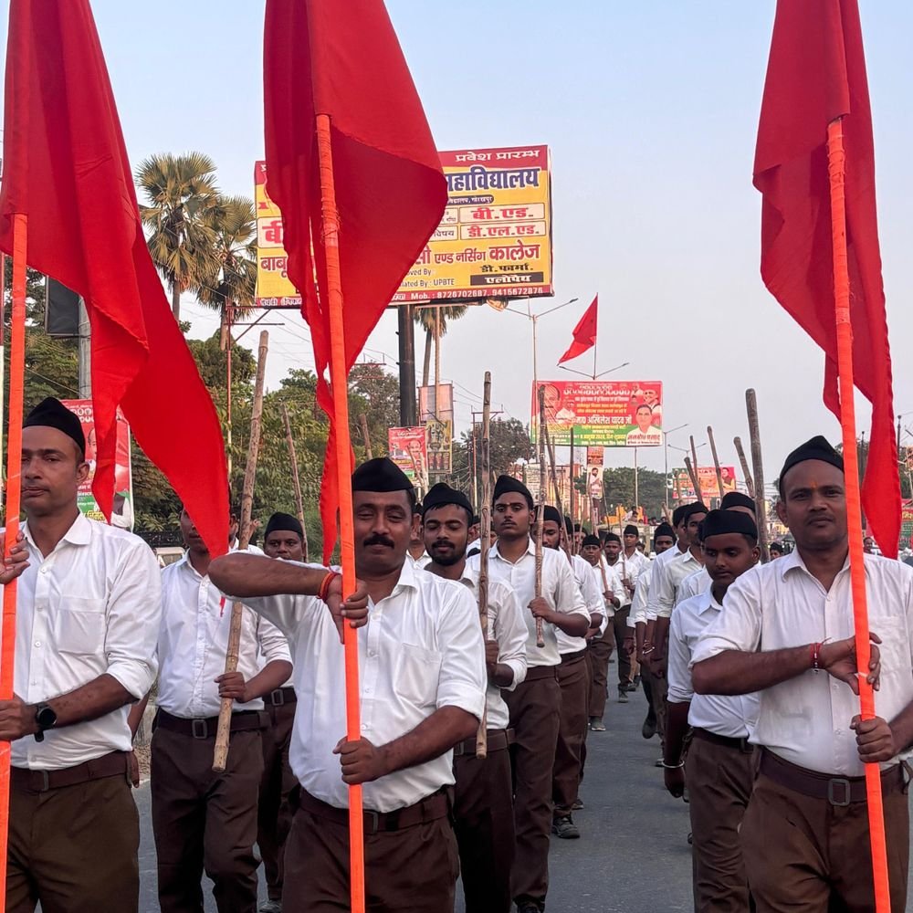सलेमपुर में आरएसएस का पथ संचलन:स्वयंसेवकों पर जगह जगह पुष्पवर्षा, शताब्दी वर्ष अवसर पर नए संकल्प