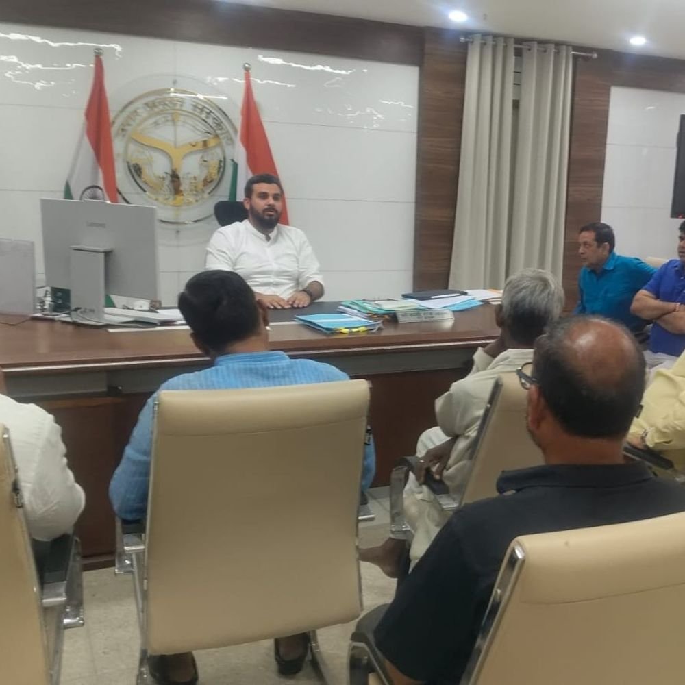 सफाई कर्मचारियों की मांगों पर नगर आयुक्त से वार्ता:मथुरा में हड़ताल खत्म कराने पर चर्चा; जल्द समाधान का दिया भरोसा