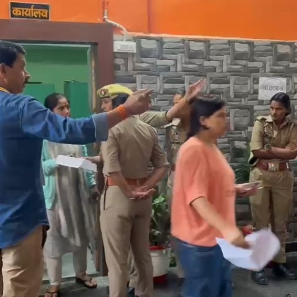 जौनपुर में PET की पहली पाली शुरू:बारिश में भीगते हुए सेंटर पहुंचे, कड़ी चेकिंग के बाद मिली एंट्री