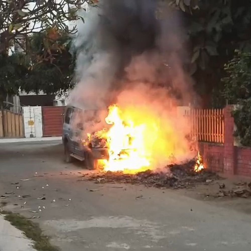 जनकपुरी में खड़ी कार में लगी आग:घनी आबादी में फैली दहशत, दमकल ने पाया काबू; शॉर्ट सर्किट की आशंका
