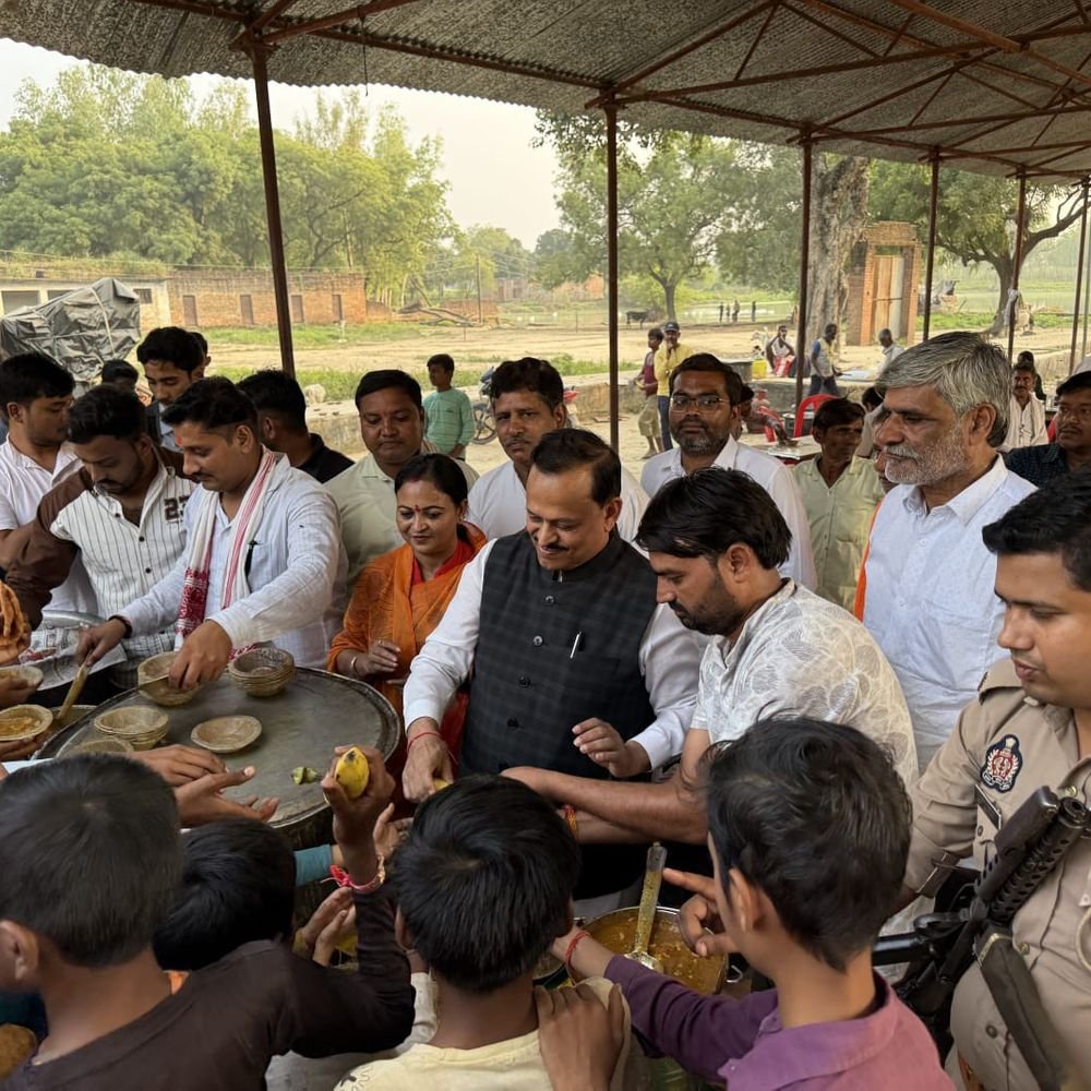 उमरी बाजार में कराया भंडारा:कानपुर सांसद रमेश अवस्थी ने माता के पूजन के बाद वितरित किया प्रसाद