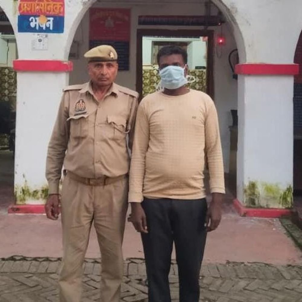 श्रावस्ती में महिलाओं पर फब्तियां कसने वाले 2 आरोपी गिरफ्तार:एंटी रोमियो टीम ने की कार्रवाई, अश्लील गाने और गंदे इशारे करते थे