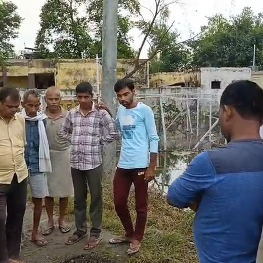 उन्नाव में पुलिया टूटी, मुख्य मार्ग पर भरा पानी:स्कूली बच्चे पानी से होकर निकले, ग्रामीणों ने एसडीएम से शिकायत की