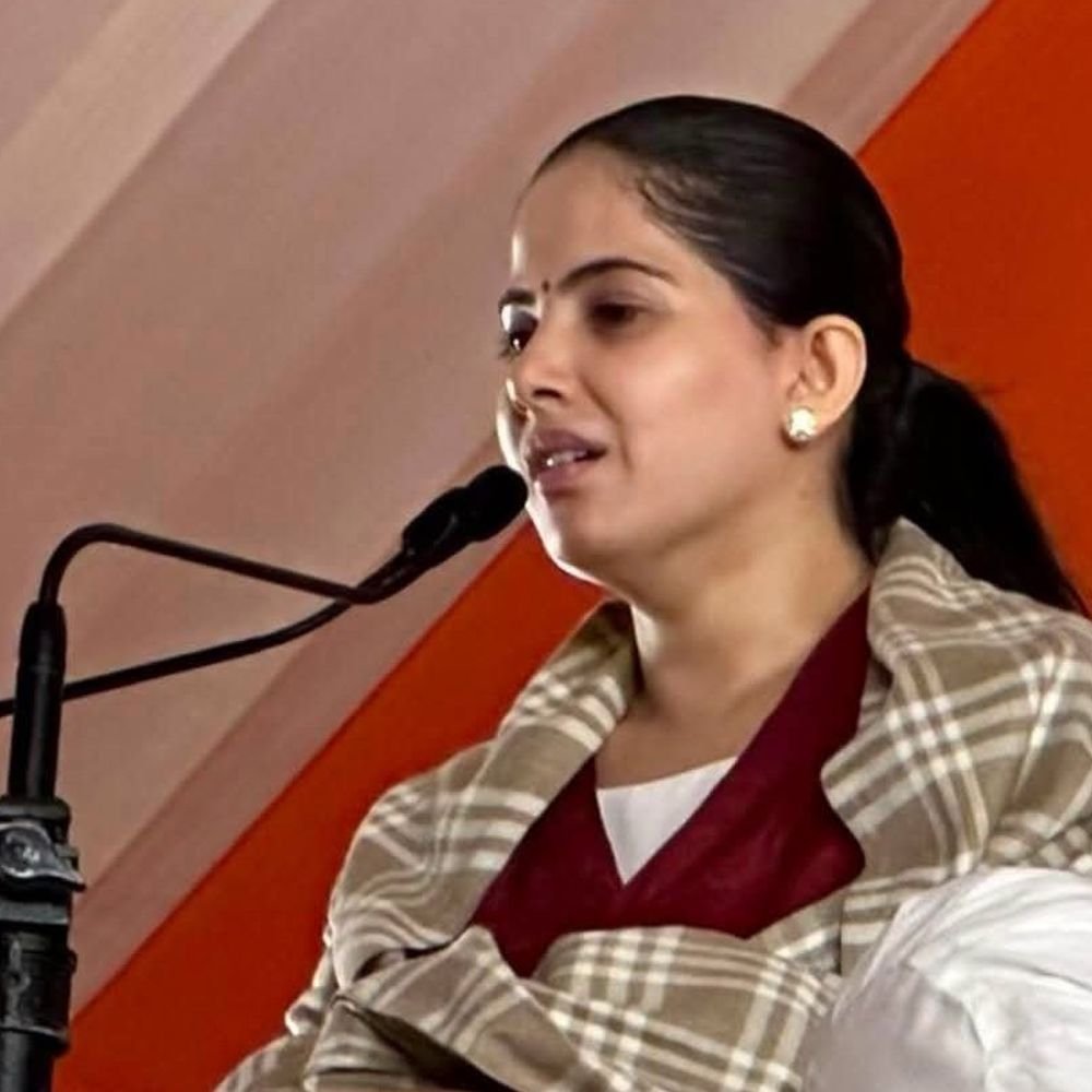 बलिया में जया किशोरी की कथा में उमड़े भक्त:खराब मौसम के बावजूद पंडाल फुल रहा, भजनों पर किया डांस