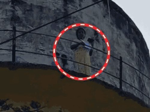 प्रयागराज में 17 घंटे बाद टंकी से उतरी महिला:हाईकोर्ट के पास 100 फीट ऊंची पानी की टंकी पर चढ़ी थी, जमीन के विवाद में न्याय की मांग की
