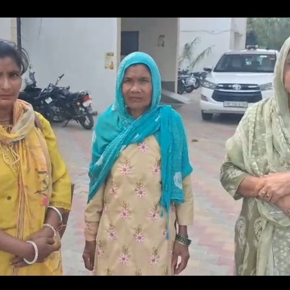 महिलाओं से सरकारी योजनाओं के नाम पर लाखों की ठगी:शामली में दो गांवों की महिलाओं से फॉर्म भरवाकर 15 लाख रुपये हड़पे, एसपी से शिकायत की