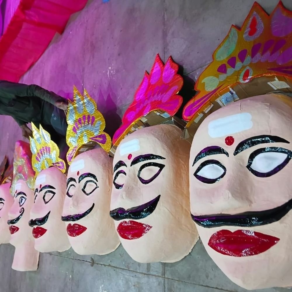 नैनी में 50 फीट के रावण का होगा दहन:दशमी की रात 8 बजे जलेगा पुतला, कलाकार बना रहे रावण के आकर्षक मुखौटे