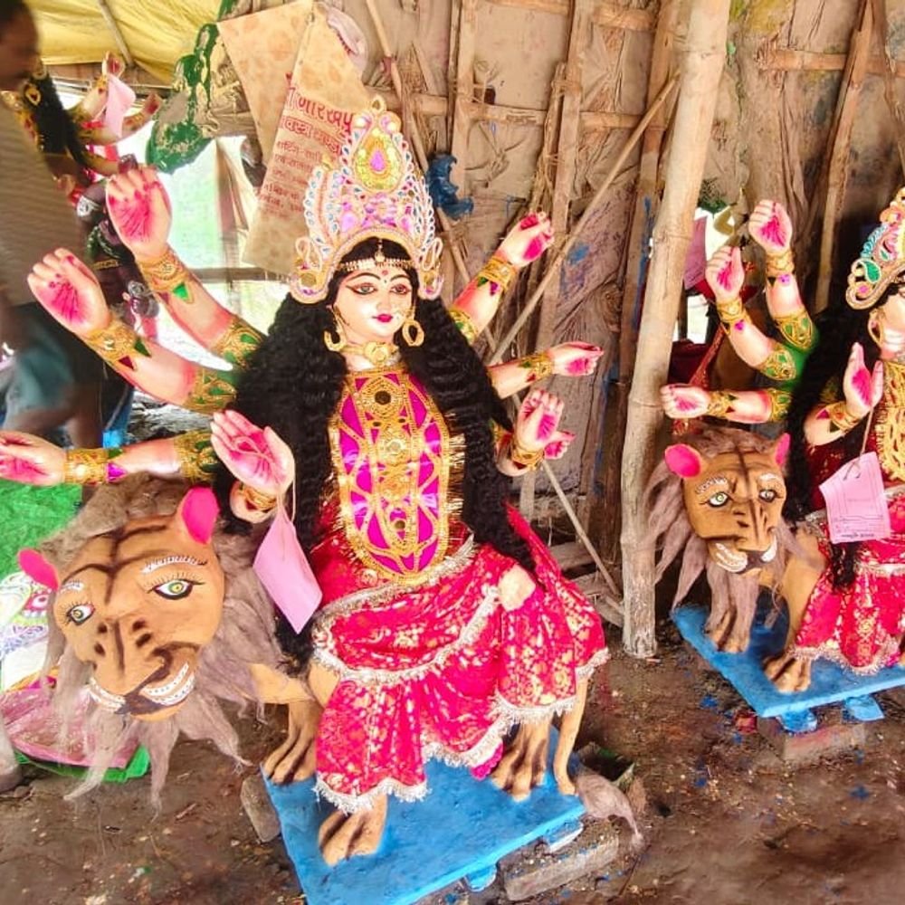 दुर्गा प्रतिमाओं को अंतिम रूप देने में जुटे मूर्तिकार:उन्नाव में बड़ी और सजावटी मूर्तियां 10 हजार से अधिक में तैयार