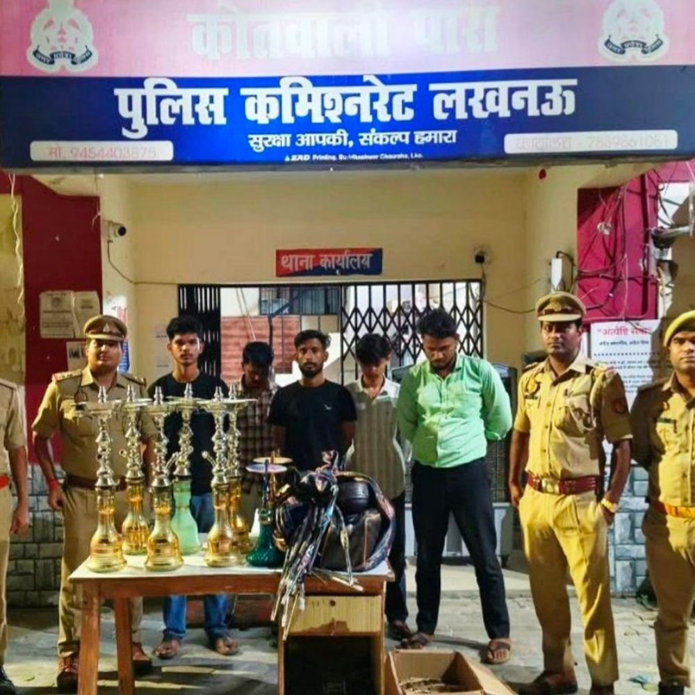 दुबग्गा सर्विस लेन पर अवैध हुक्का बार पकड़ा गया:8 लोग हिरासत में; 9 पैकेट तंबाकू फ्लेवर, 13 चिलम मिलीं