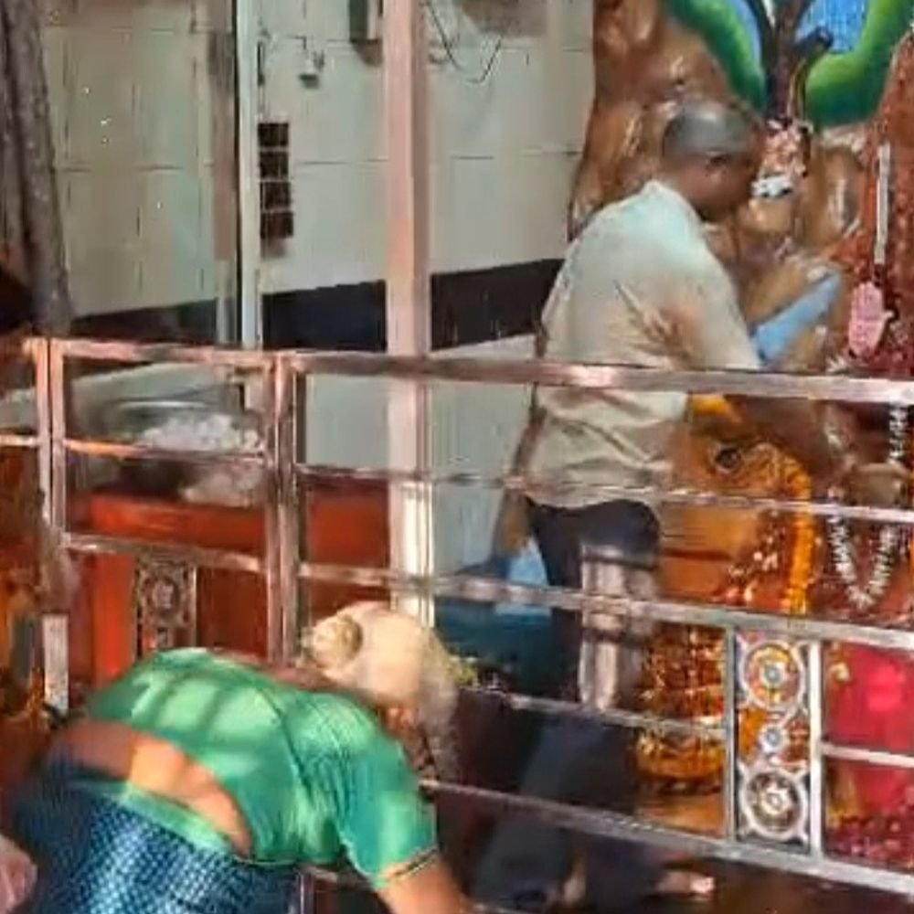 बदायूं में नवरात्र के पांचवें दिन स्कंदमाता की पूजा:घरों में जले दीप, मंदिरों में गूंजे जयकारे; भक्तों ने मांगी सुख-समृद्धि