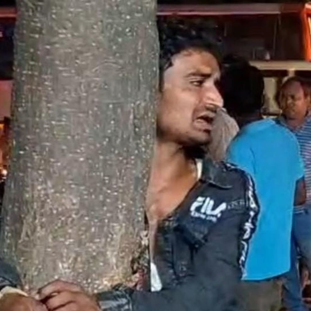 अंबेडकरनगर में युवक को पेड़ से बांधा:दुकान में घुसा, चापड़ उठाया और फिर ईंट से हमला किया