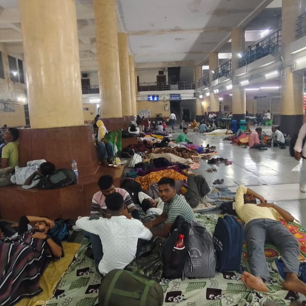 PET परीक्षा-मुरादाबाद में 52 केंद्रों पर 1,40,112 स्टूडेंट्स देंगे एग्जाम:रेलवे स्टेशन पर परीक्षार्थियों की भीड़; DM बोले-अभ्यर्थियों से कोई अधिक किराया न वसूले