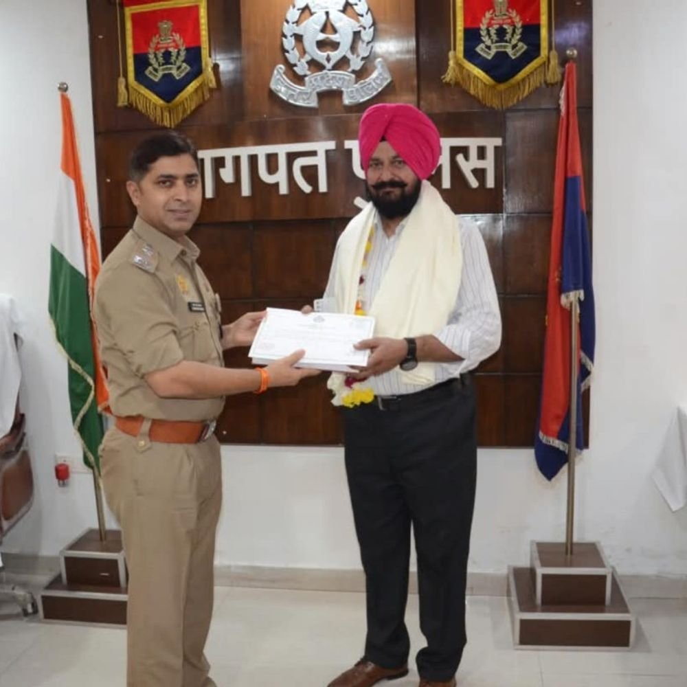 बागपत पुलिस के दो कर्मचारी सेवानिवृत्त हुए:अपर एसपी ने उपनिरीक्षक फूल सिंह और मुख्य आरक्षी विचित्र जीत सिंह को शाल ओढ़ाकर सम्मानित किया