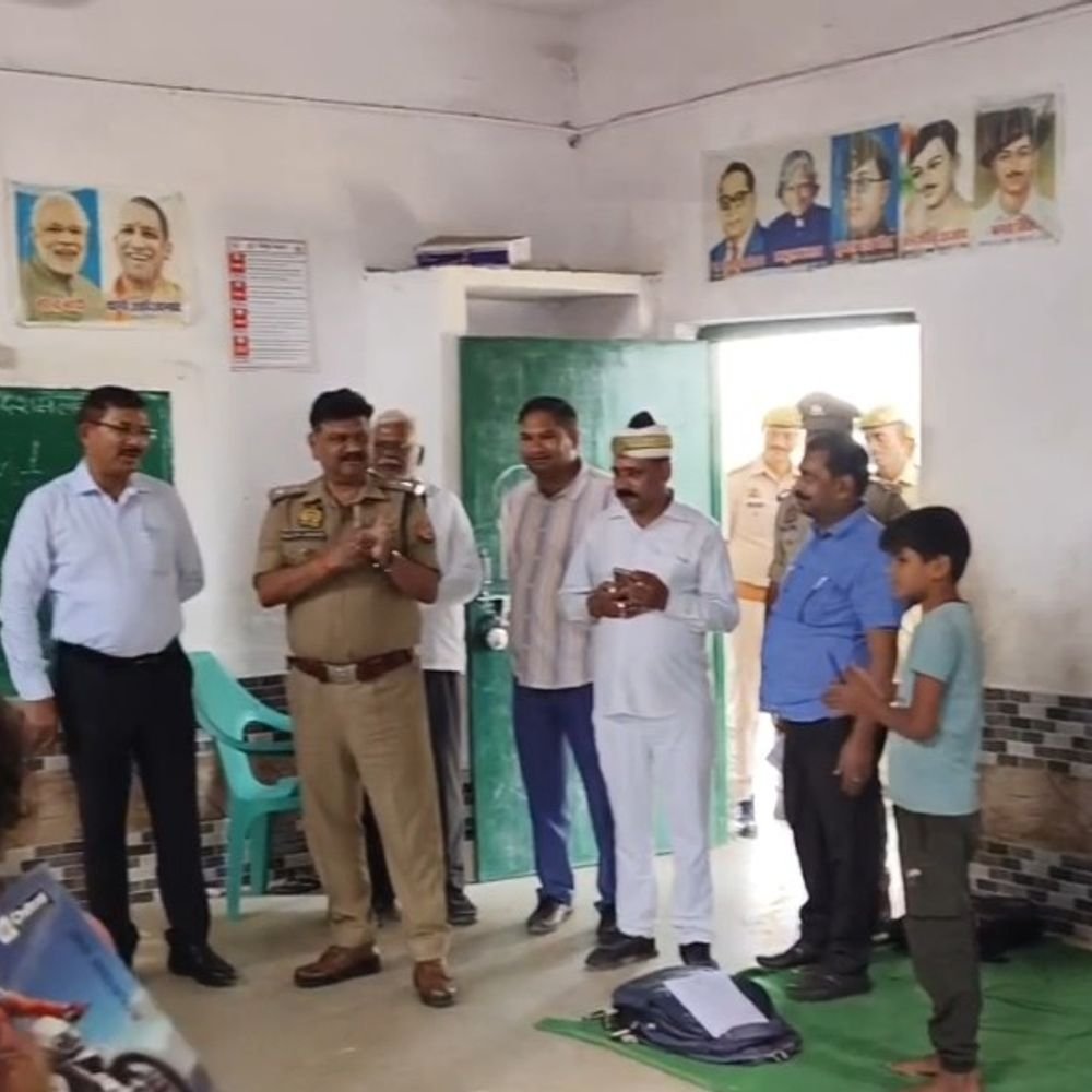 डीएम ने स्कूल में बच्चों से सुने 14-19 के पहाड़े:कम हाजिरी पर जताई नाराजगी, मिड-डे मील की गुणवत्ता सुधारने के निर्देश