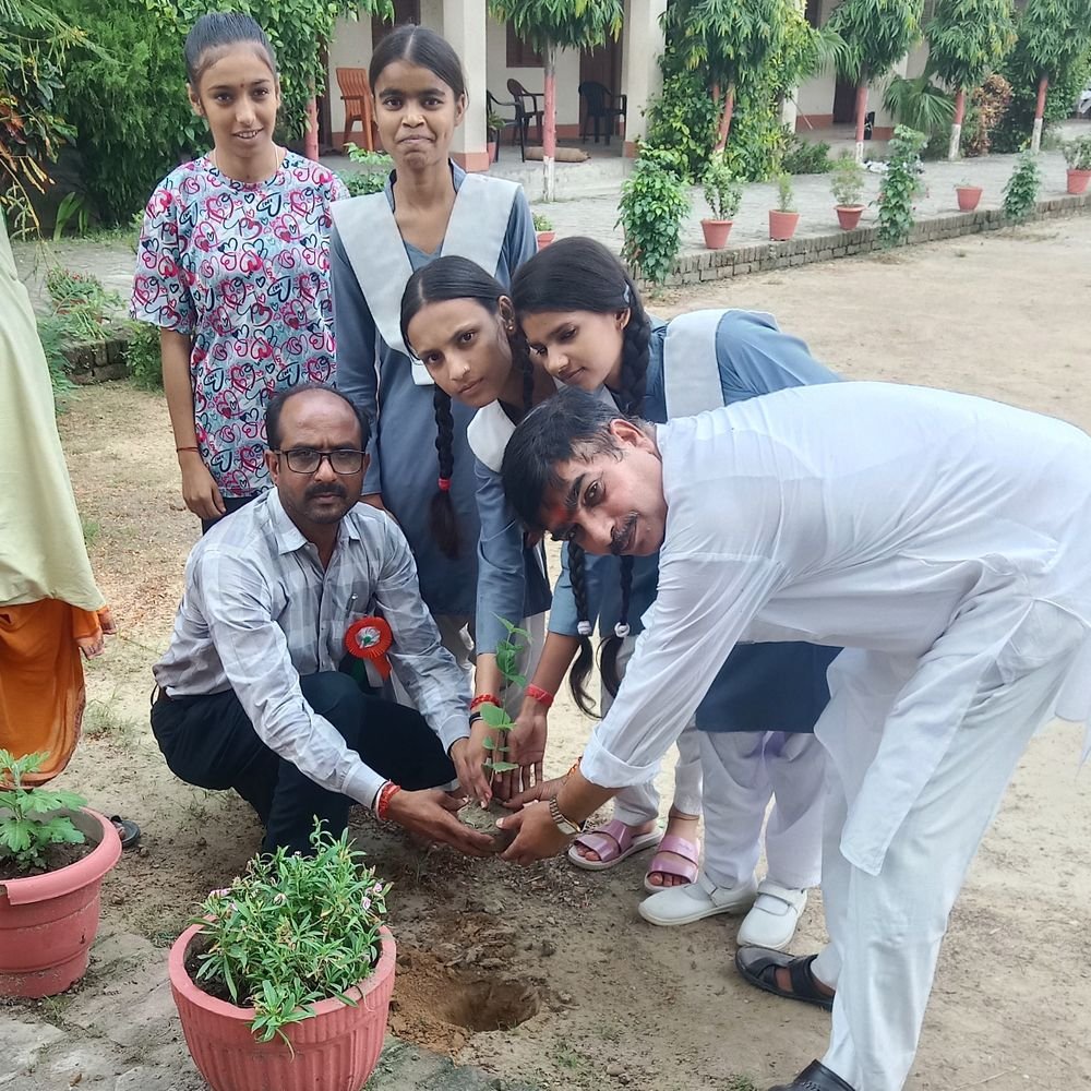 गांधी-शास्त्री जयंती पर पौधरोपण:विद्यालय परिसर में पौधा रोपकर पर्यावरण संरक्षण का दिया संदेश