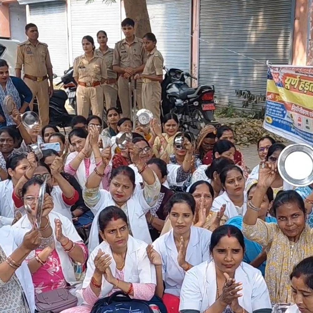 फर्रुखाबाद में संविदा कर्मचारियों ने थाली-शंख बजाकर जताया विरोध:कार्य बहिष्कार कर धरने पर बैठे, 8 अक्टूबर से सीएमओ कार्यालय पर चल रहा धरना