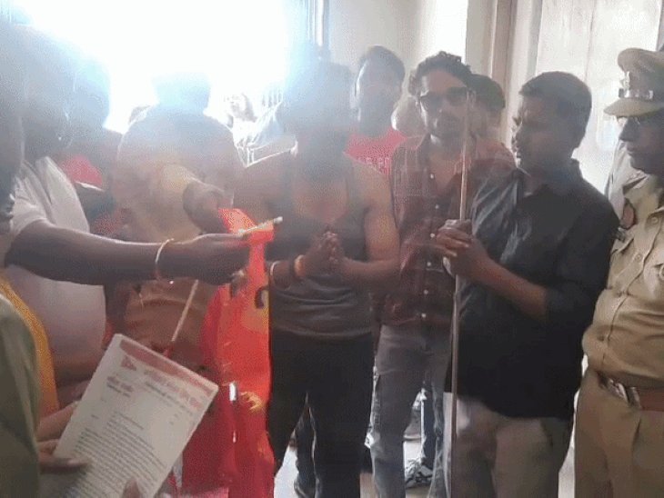 आगरा में गोडसे तर्पण कार्यक्रम पर हिंदूवादिओं पर FIR:DM ऑफिस पर उतारे भगवा वस्त्र, बोले- कार्रवाई नहीं रुकी तो नहीं करेंगे हिंदुत्व का कार्य