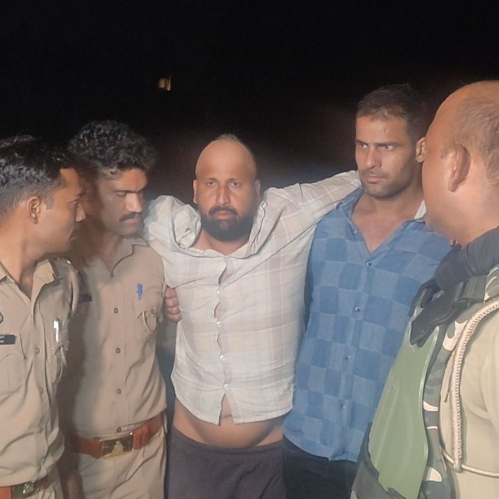 25 हजार का इनामी हिस्ट्रीशीटर मुठभेड़ में घायल:पुलिस पर फायरिंग के बाद पैर में लगी गोली, तमंचा-कारतूस और बाइक बरामद