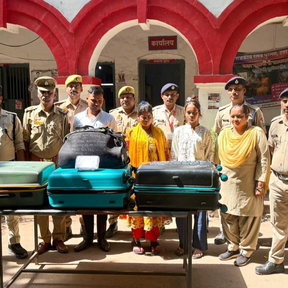 झांसी में पति-पत्नी गांजा तस्कर गिरफ्तार, साथी भी पकड़ी:36 लाख का गांजा लेकर ओडिशा से यात्रा कर झांसी पहुंचे थे