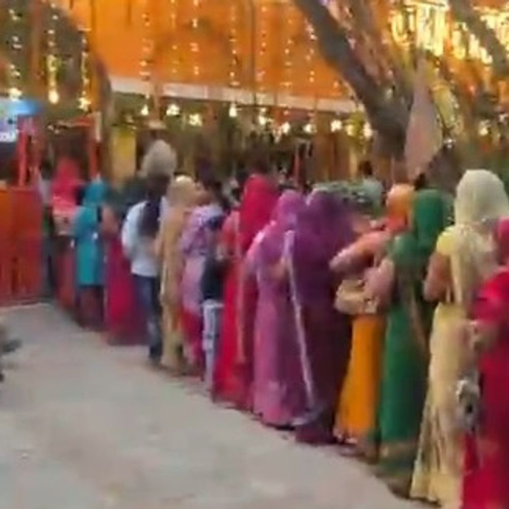 शारदीय नवरात्रि के दूसरे दिन मंदिरों में भारी भीड़:34वीं शक्तिपीठ मां बाराही देवी मंदिर पर लगी 1KM लंबी लाइन, सुबह 6:00 से ही भक्तों की भारी भीड़ लगी