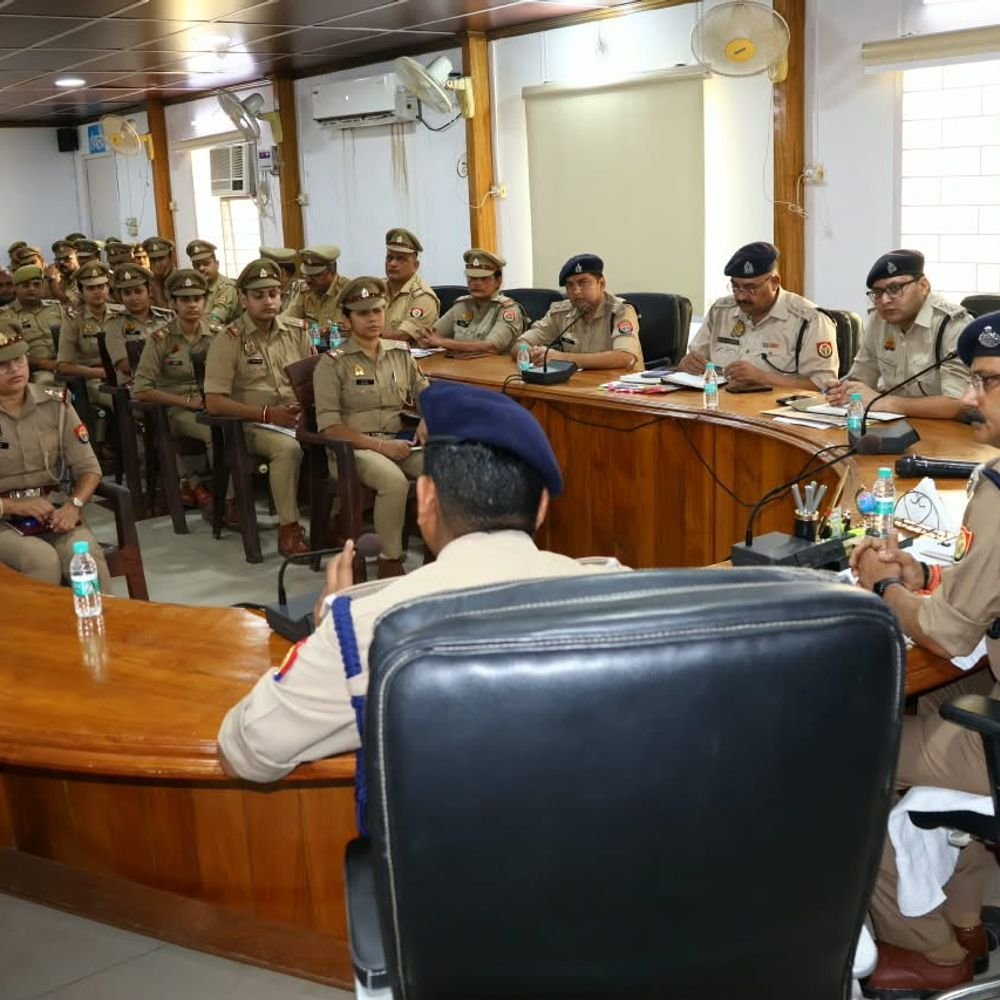 आगामी त्योहारों को लेकर पुलिस अधीक्षक ने की समीक्षा बैठक:हापुड़ में अधिकारियों को दिए शांति व्यवस्था बनाए रखने के निर्देश