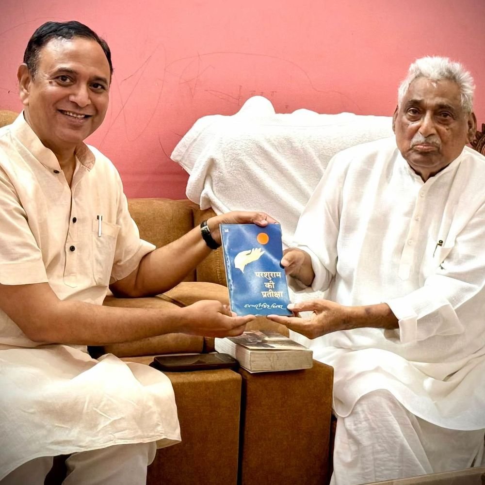 पूर्व BJP विधायक की नेता प्रतिपक्ष संग फोटो से हलचल:माता प्रसाद पांडेय को 'परशुराम की परीक्षा' किताब भेंट की, टिकट की अटकलें तेज