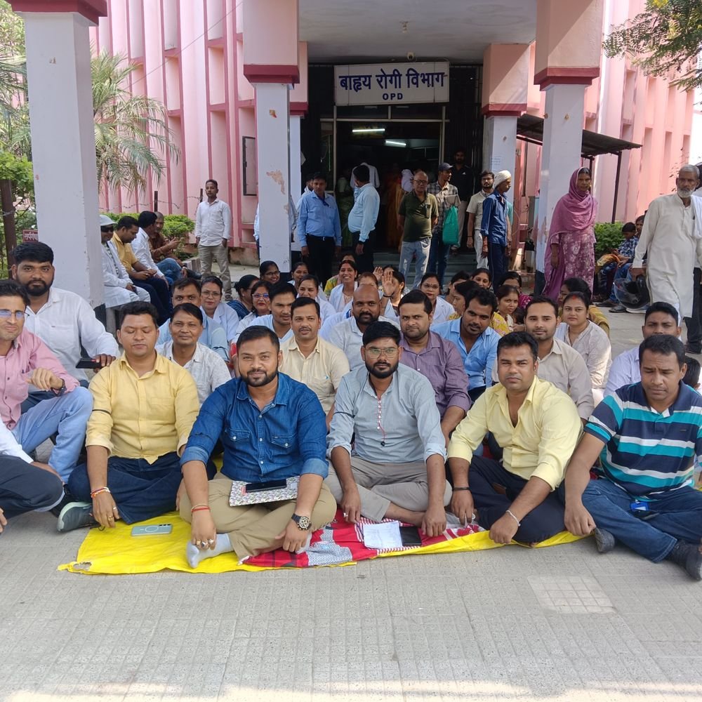 NHM के कर्मचारियों ने मुख्य चिकित्सा अधिकारी को सौंपा ज्ञापन:महराजगंज में 15-18 साल से दे रहे सेवाएं