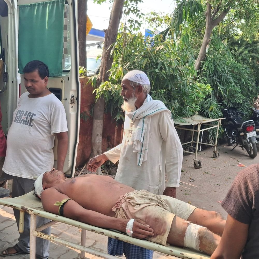 बाराबंकी में मौरंग लदा डंपर पलटा:पिता-पुत्र मौरंग में दबे, सड़क किनारे गड्ढे में पहिया उतरने से हुआ हादसा; एक घायल