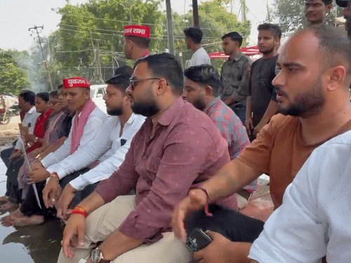 कानपुर में रामलीला ग्राउंड में जलभराव पर विरोध प्रदर्शन:लोग बोले- भगवान के साथ धोखा, नगर आयुक्त के खिलाफ की नारेबाजी