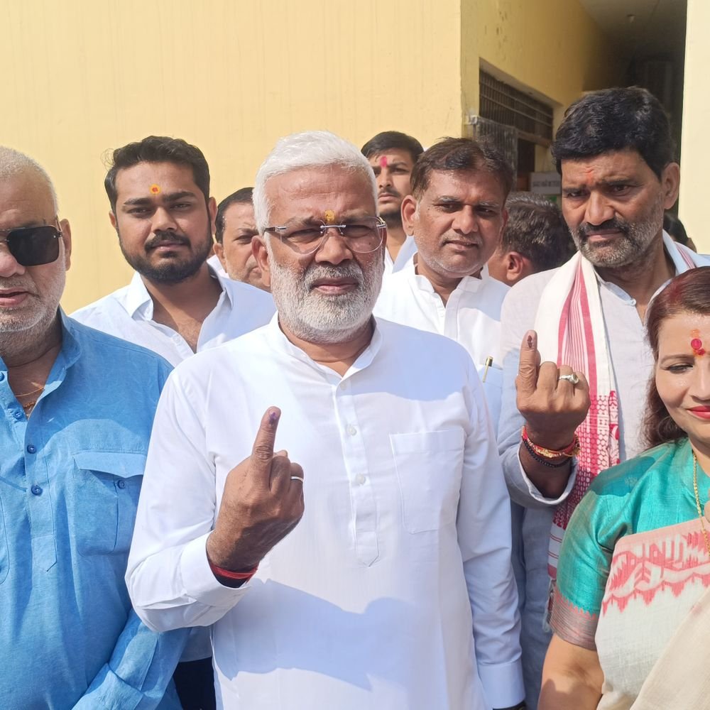 उरई में जल शक्ति मंत्री ने किया मतदान:बोले- यूपी की 11 एमएलसी सीटों पर भाजपा की एकतरफा जीत होगी