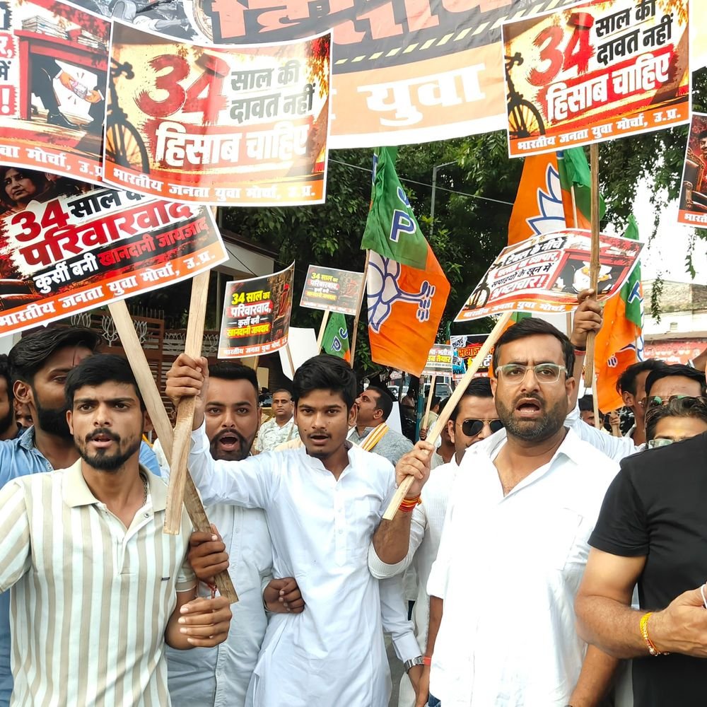 लखनऊ में भाजपा ने सपा का थर्माकोल केक काटा:34 साल का हिसाब मांगा , भाजपाई बोले- सपा में सिर्फ भ्रष्टाचार और परिवारवाद