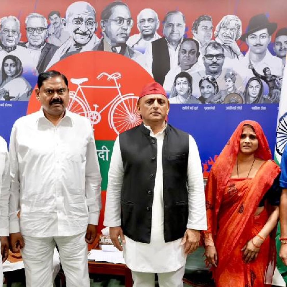 ऊंचाहार में दलित महिला के उत्पीड़न का आरोप:अखिलेश से मिला परिवार, एक लाख रुपये की आर्थिक मदद की