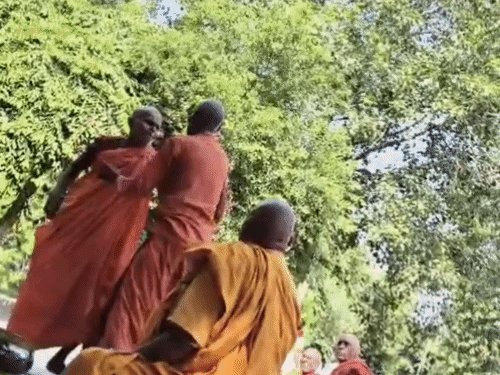 संकिसा बौद्ध स्तूप परिसर में दो भिक्षुओं के बीच मारपीट:फर्रुखाबाद में मुंडन संस्कार के बाद मिली धनराशि के बंटवारे को लेकर विवाद