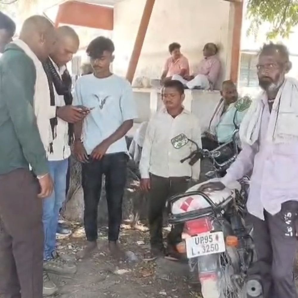 कर्ज और फसल बर्बादी से परेशान किसान ने की आत्महत्या:45 वर्षीय युवक का शव खेत में पेड़ से लटका मिला, 2-3 लाख का कर्ज था