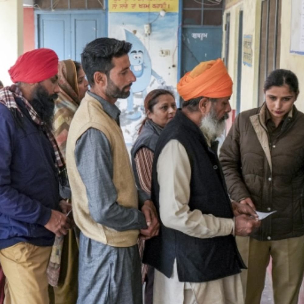 124 पूर्व ब्यूरोक्रेट्स बोले- चुनाव प्रक्रिया पर भरोसा रखें:हमने धांधली का वह दौर देखा है, जब बूथ कैप्चर करने लोग कट्‌टा लेकर आते थे